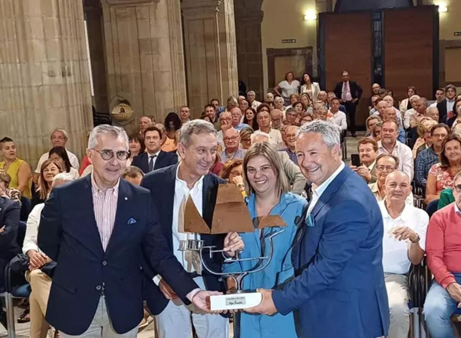 Entrega por parte del presidente de la FICA, Manuel Barros, y de la vicepresidenta del Principado, Gimena Llamedo, de la Carabela 2023 al cantautor asturiano Pipo Prendes.
