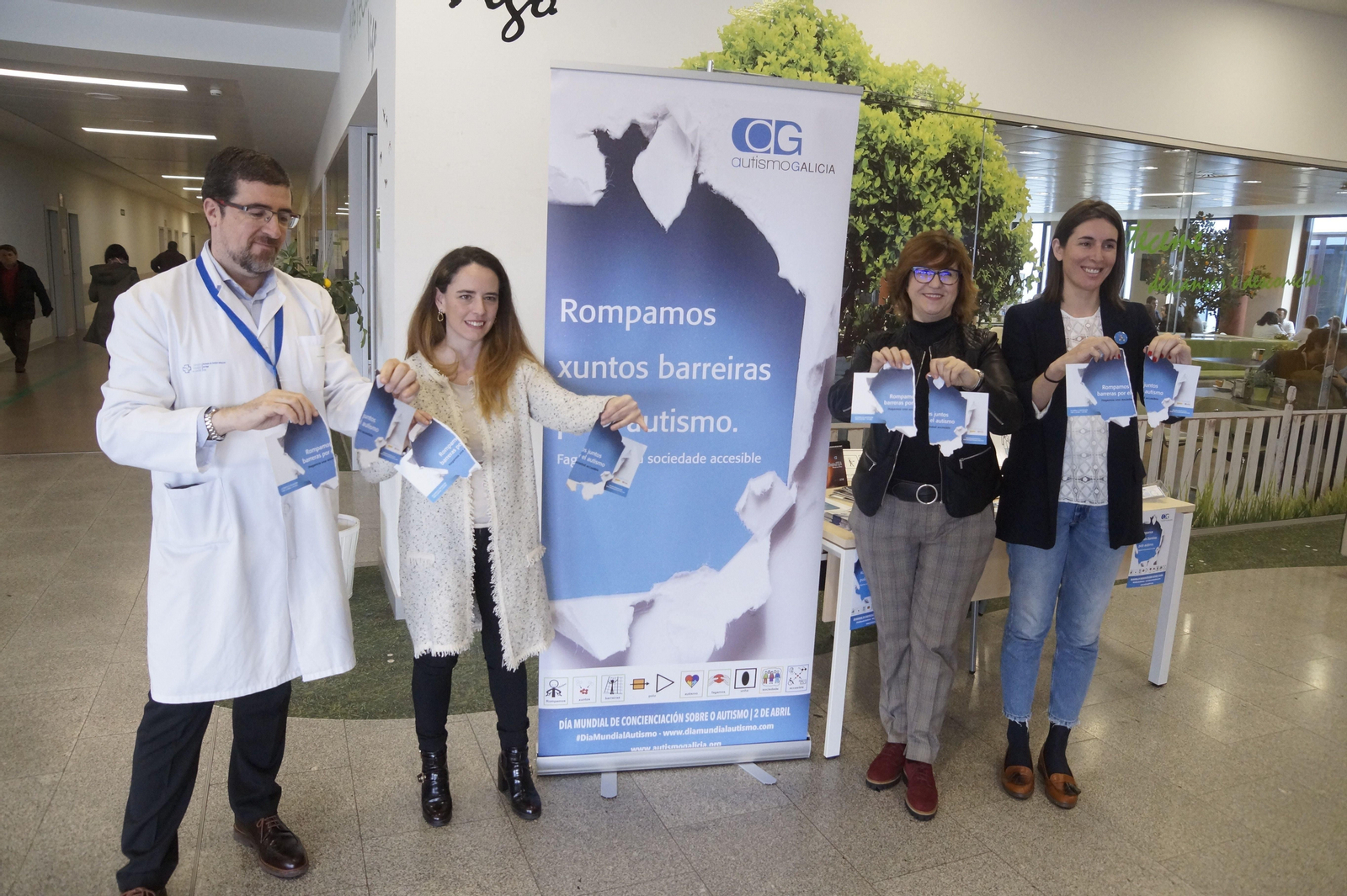 Félix Rubial, Patricia Blanco, Teresa García Barcala y Antía Fernández protagonizaron ayer en el Cunqueiro un acto simbólico por el que rompieron papeles para concienciar sobre las barreras que sufre el  autismo.
