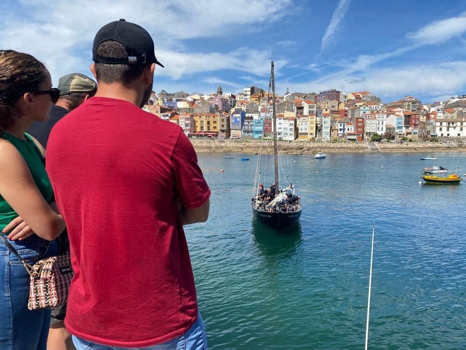 Imagen de vecinos viendo el “Piueiro” regresar al puerto guardés.