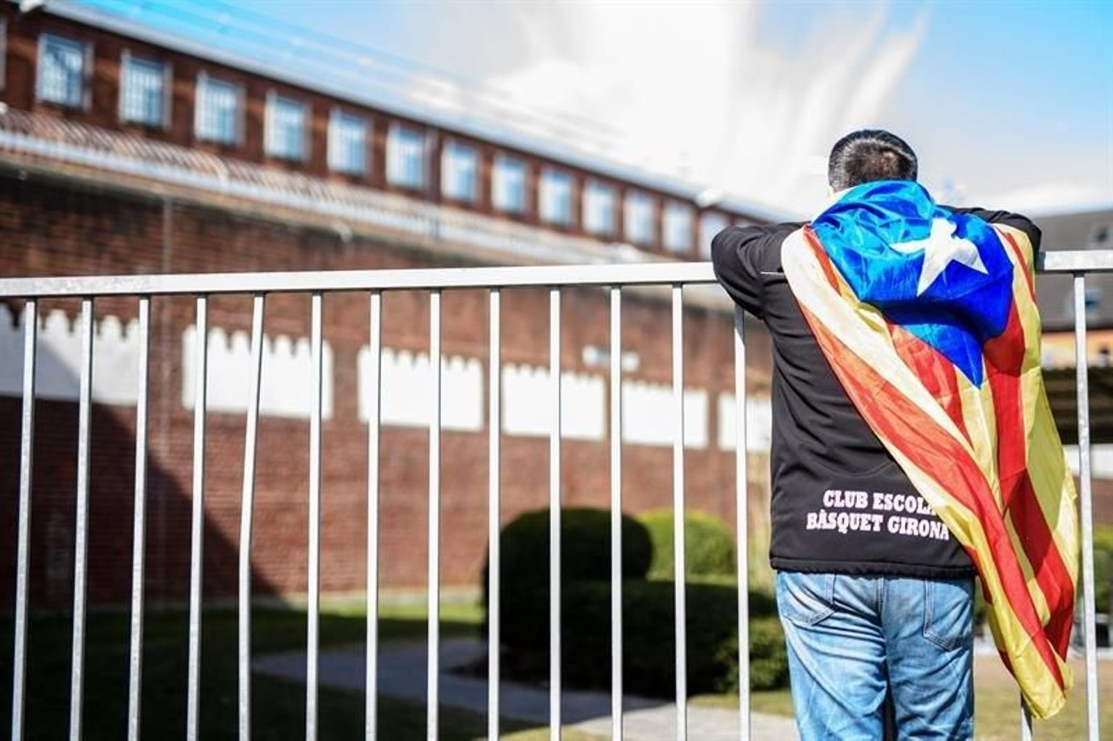 Un hombre con una estelada atada al cuello observa el interior de la prisión de Neumünster (Alemania)