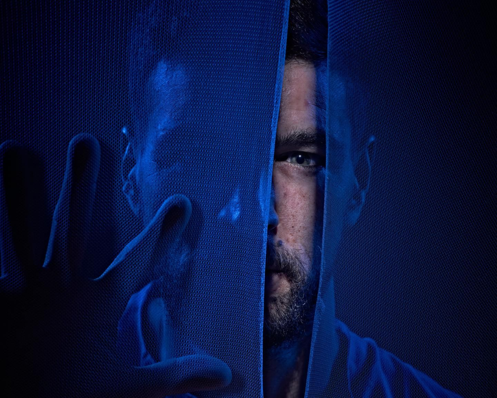 El actor Ahmed Younoussi en una imagen promoción de la obra en la que cuenta su propia historia.