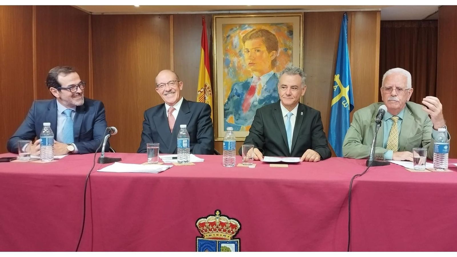 De izquierda a derecha, Juan Fernández-Aceytuno, Fernando Alejandre Martínez, (el autor del libro), Valentín Martínez-Otero (presidente del Centro Asturiano de Madrid), y Francisco Ramos Oliver