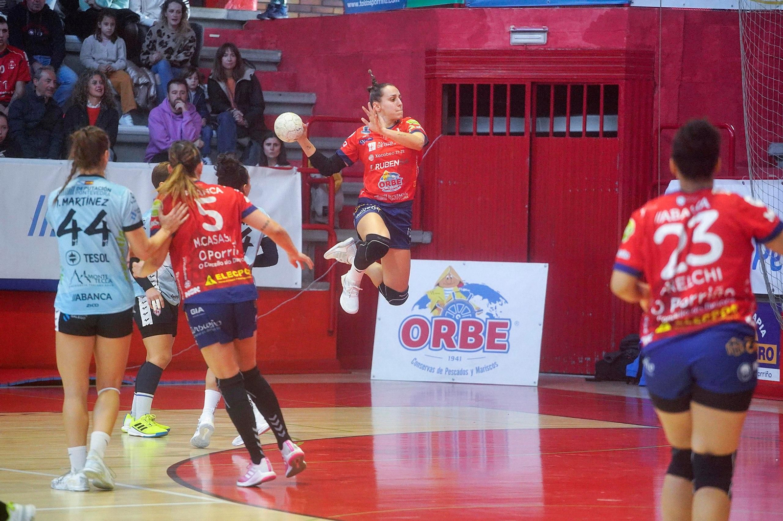 Espectacular salto en la frontal del área del Guardés.