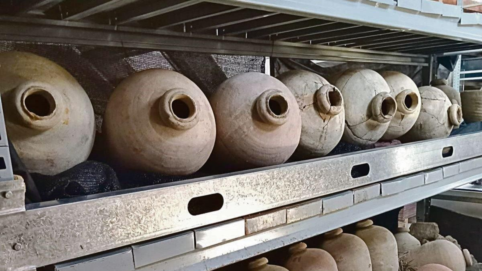 Las botijas, encontradas en 2008 en un pecio español y relacionadas con Barraca Peña, son clasificadas en La Boca.