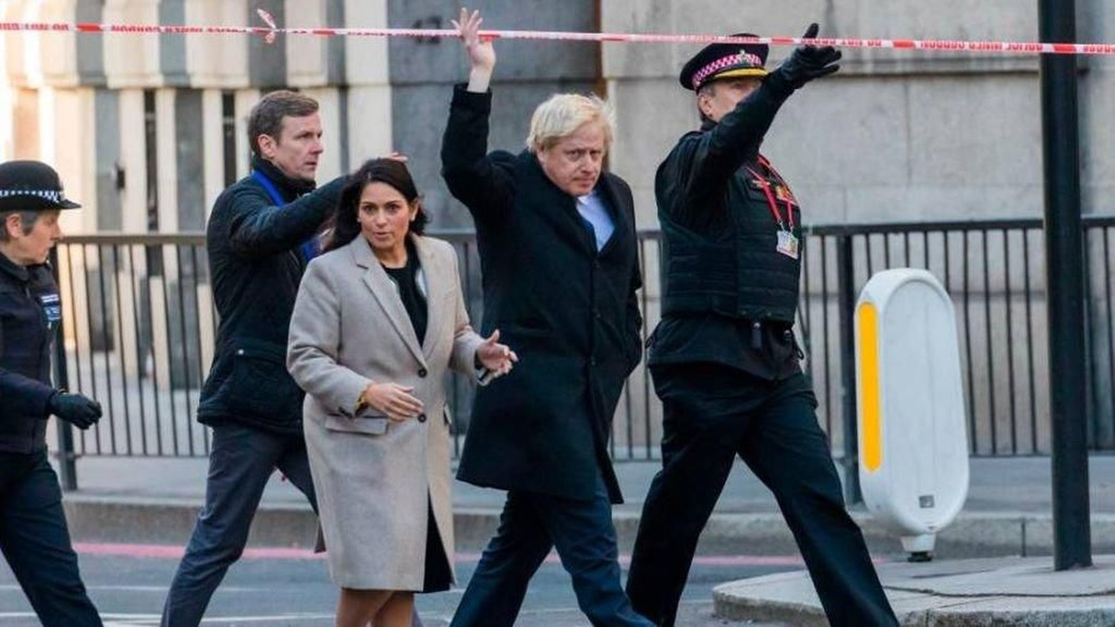 El primer ministro del Reino Unido, Boris Johnson, visitó ayer el puente de Londres.
