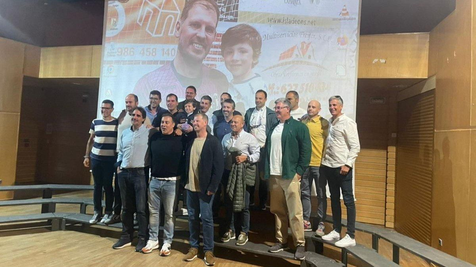 El exguardameta estuvo acompañado por un grupo de excompañeros.