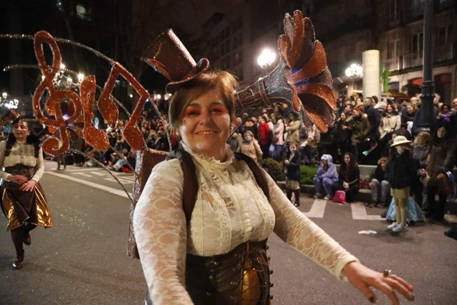 Las comparsas calientan el Entroido en Vigo Foto JVLandín 26