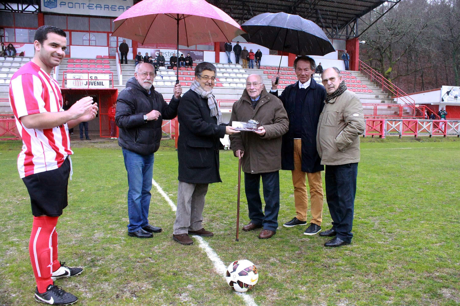 El octogenario atleta ponteareano, José Teixeira, en el homenaje que le dedicó  la Sociedad Deportiva Xuvenil en  2015.