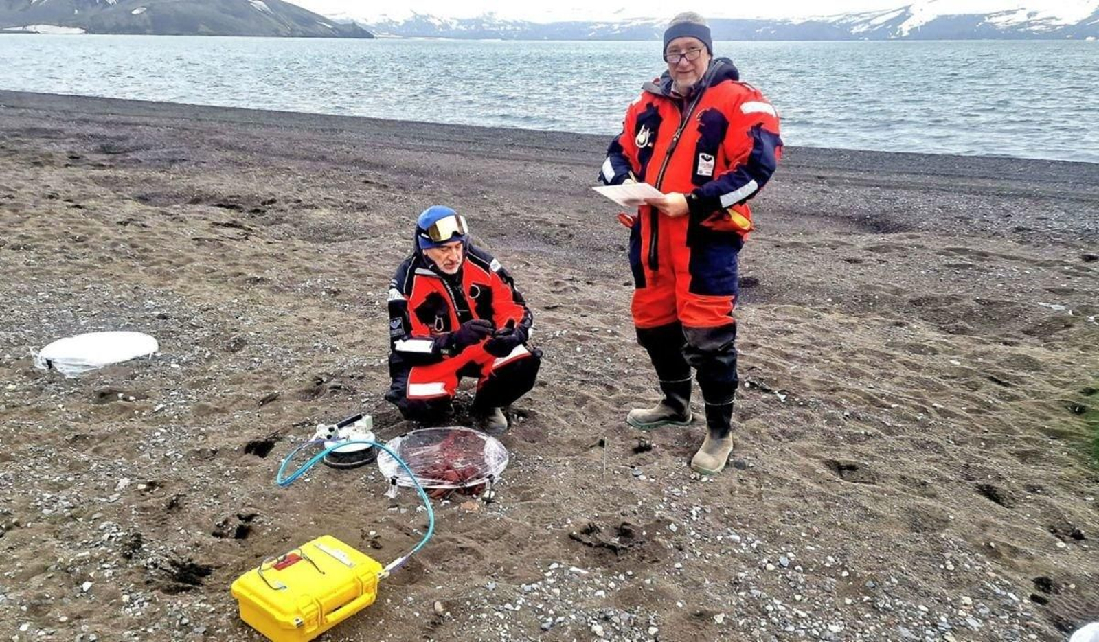Jesús López y Jesús Souza instalando los experimentos.