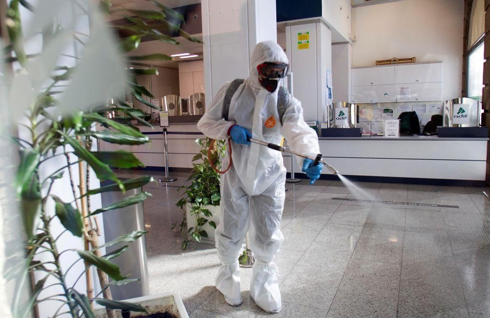 Un miembro de la UME desinfecta la estación de tren de Pontevedra.