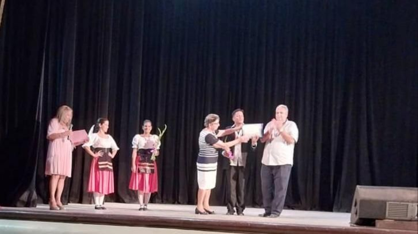 María Rosa, la viuda de de Raúl Soto, y Cerra, entregando un reconocimiento al profesor Henry Leguina en XIX Festival Raúl Soto Santana In Memorian