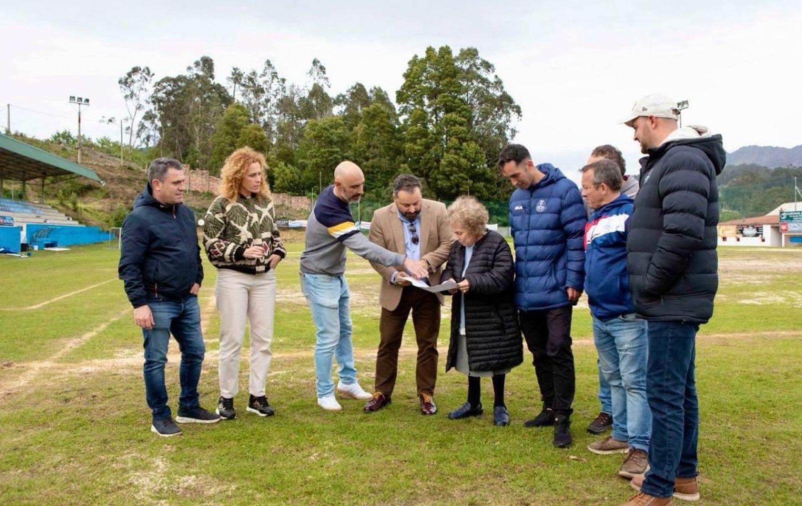 Paco Ferreira con miembros de la directiva del Gondomar C.F.