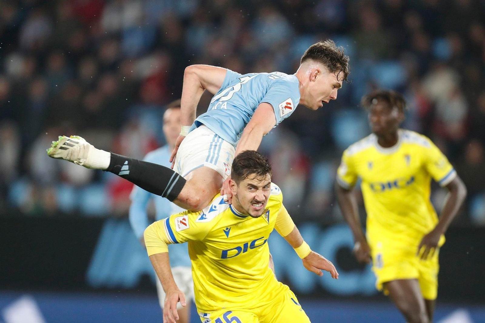 Larsen disputa un balón por alto.