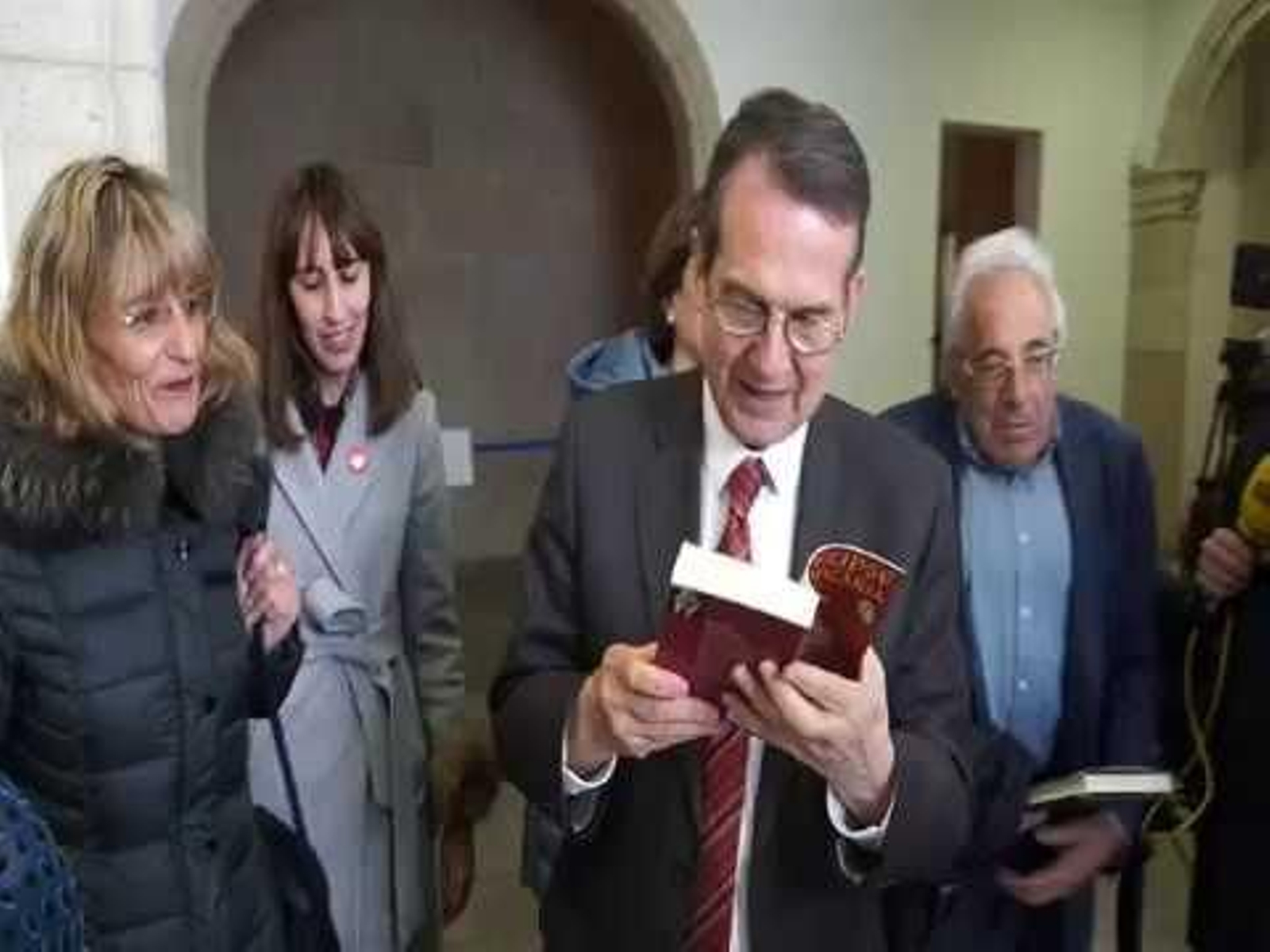 Caballero celebró el Día del Libro leyendo el inicio de su primer libro
