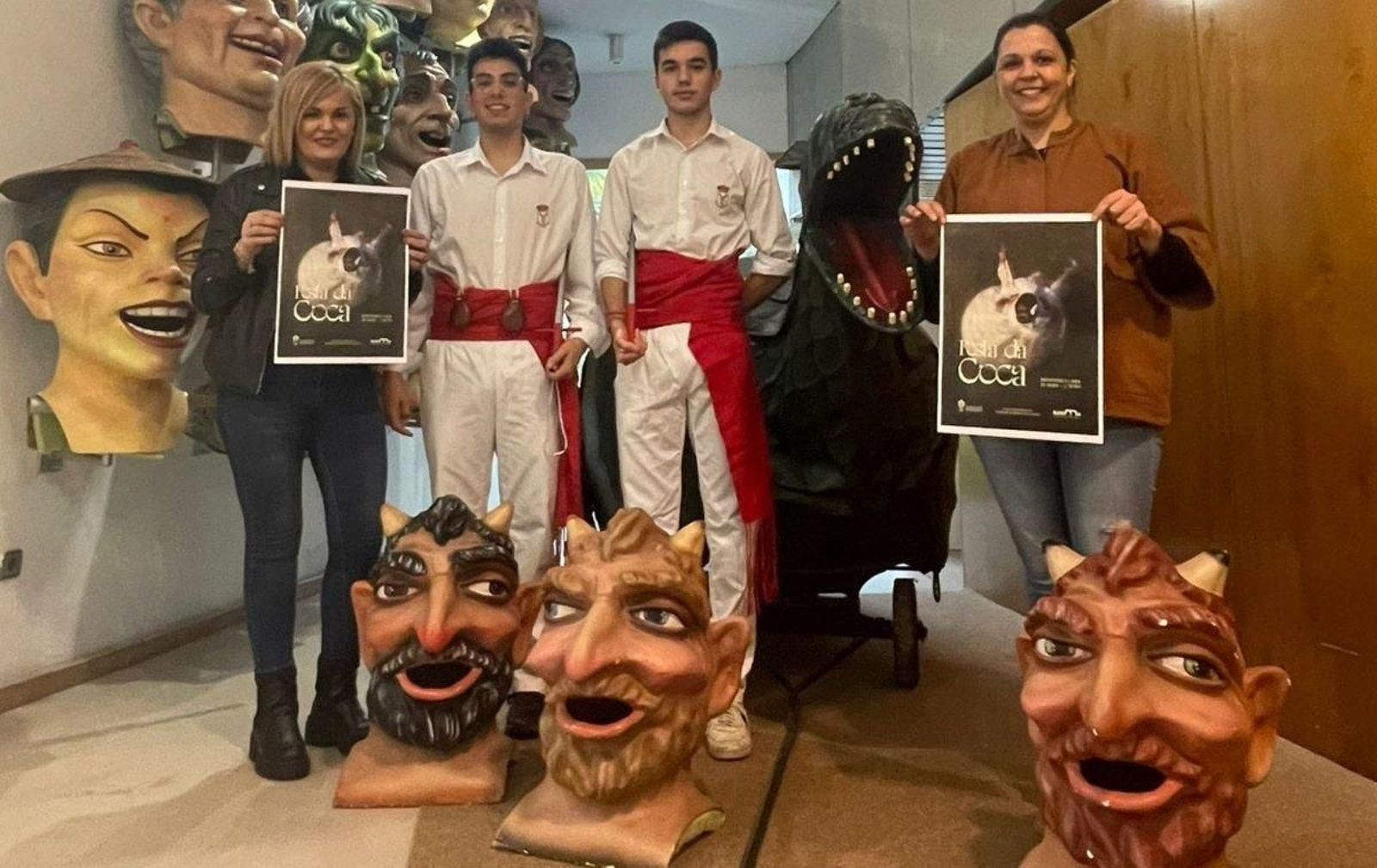 Digna Rivas y Rita Pérez con dos bailarines de la Danza das Espadas.