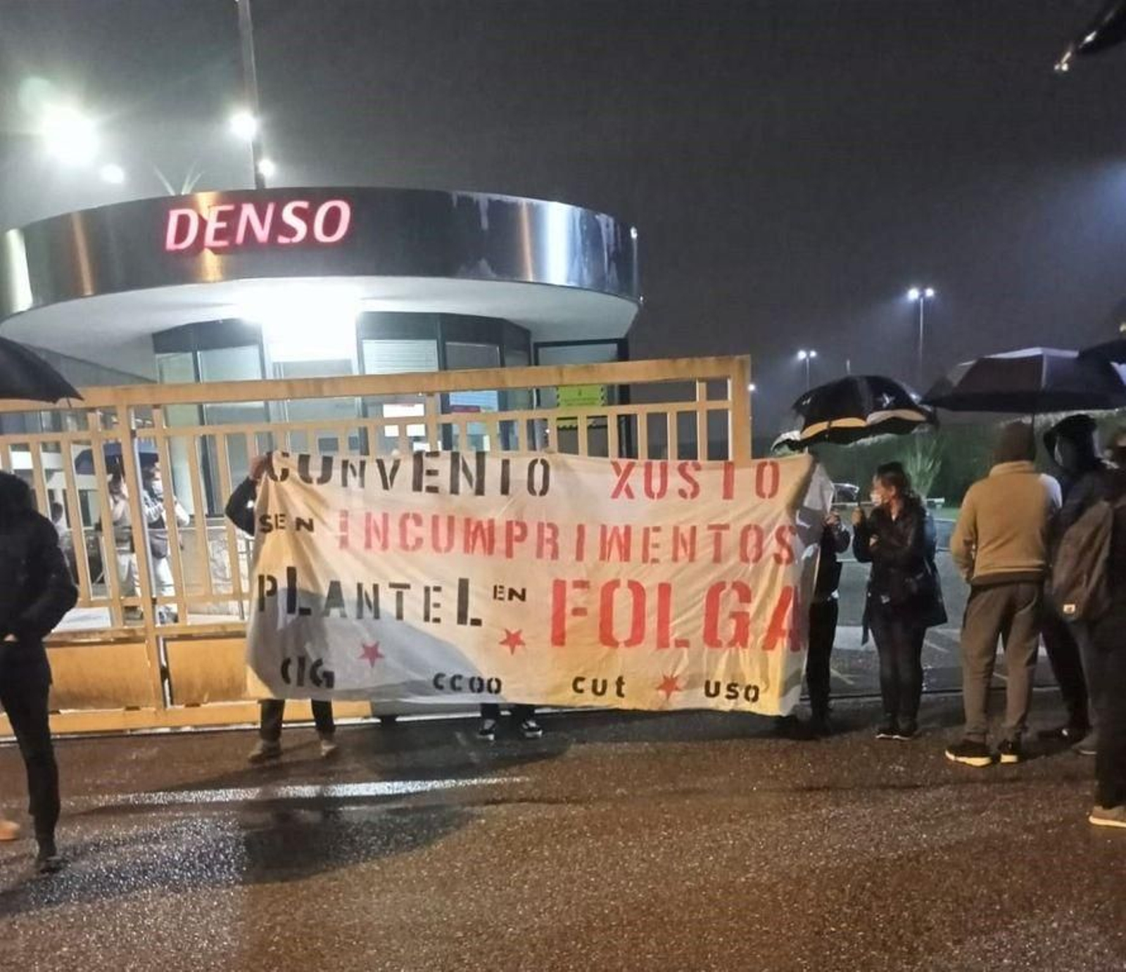 Trabajadores de Denso ante la instalaciones de la fábrica en el PTL en Valladares.