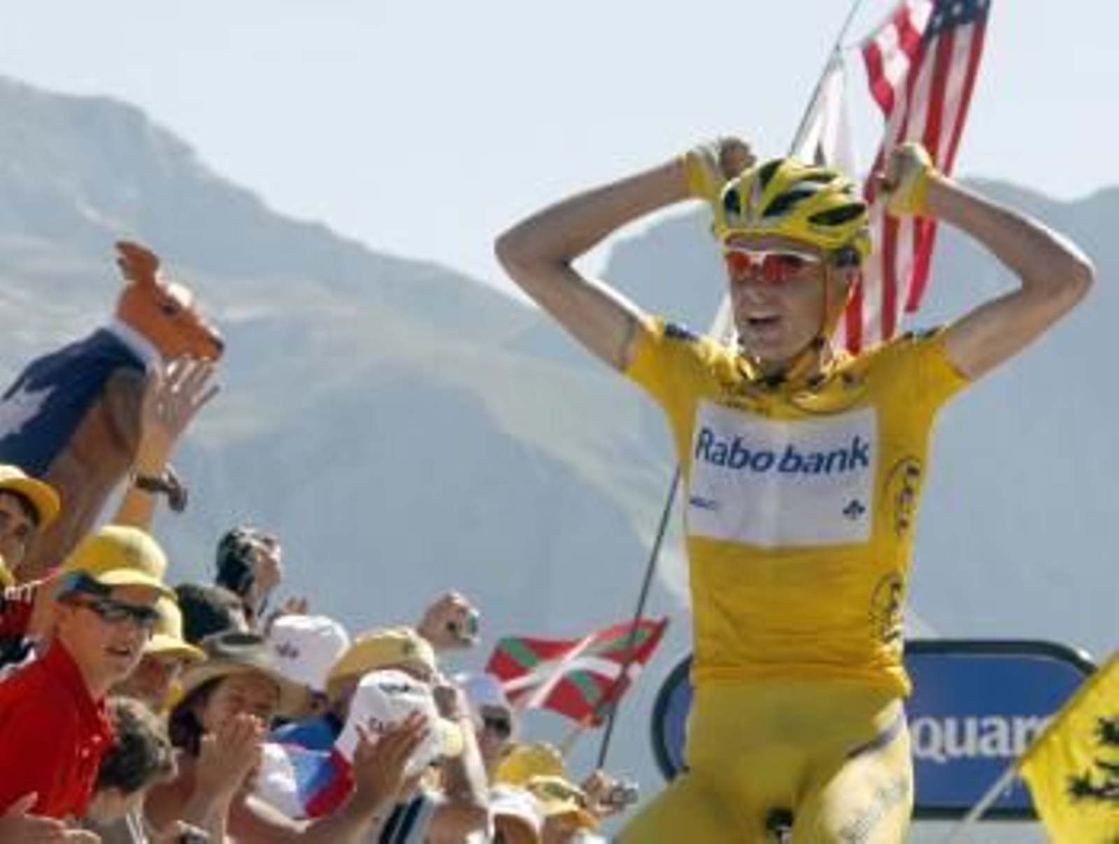 Michael Rasmussen, con el maillot amarillo en el Tour 2007.