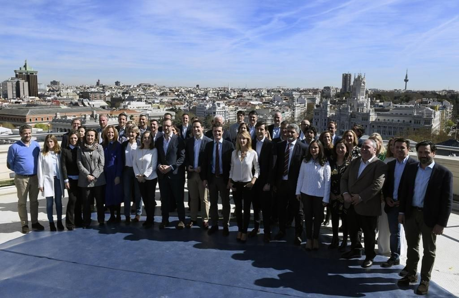 Pablo Casado, junto a los cabezas de lista del PP, en la terraza del Círculo de Bellas Artes de Madrid.