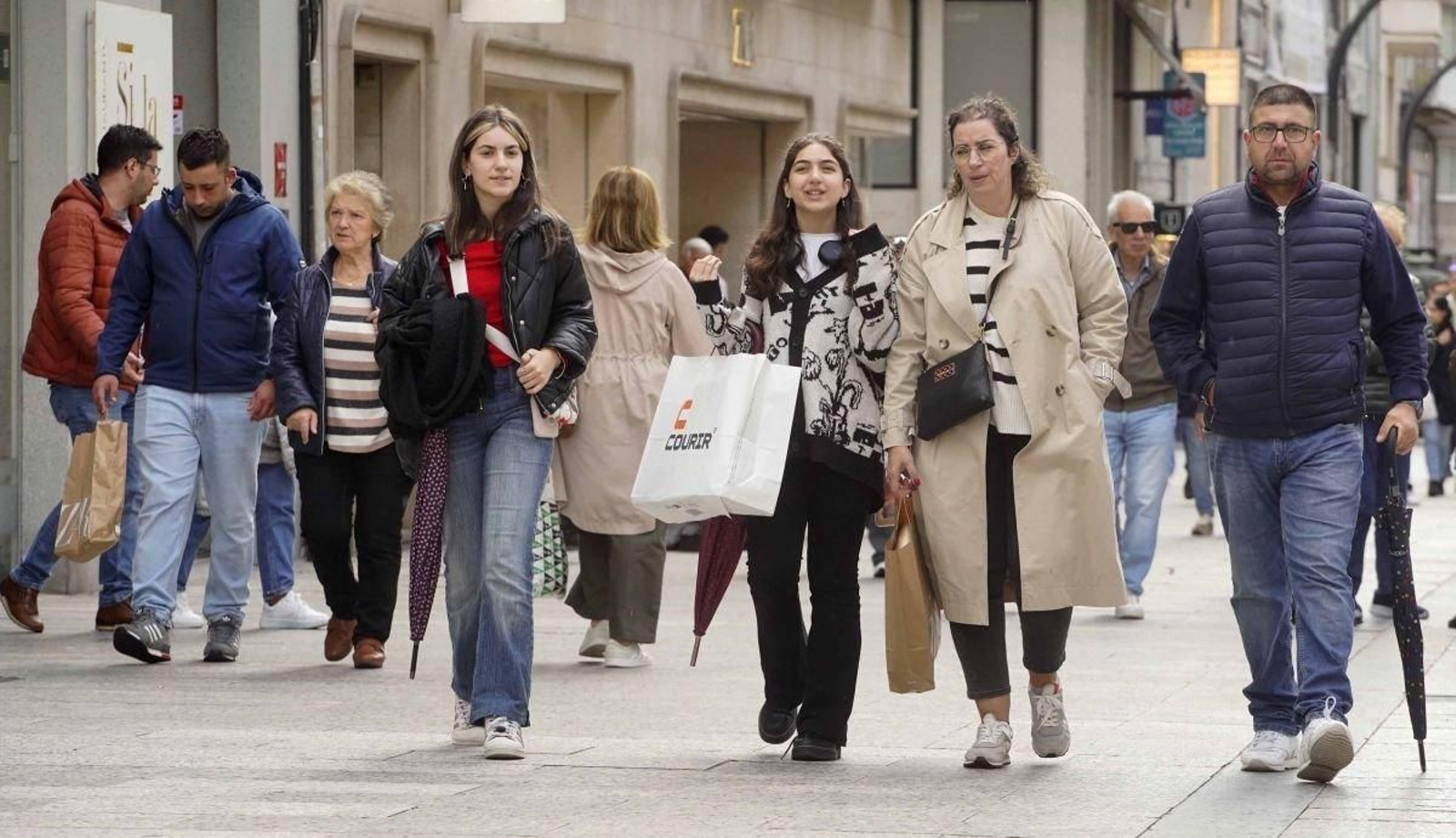 Compradores ayer por Príncipe, donde la lluvia dio un respiro por la tarde y permitió pasear a más transeúntes por la céntrica calle.