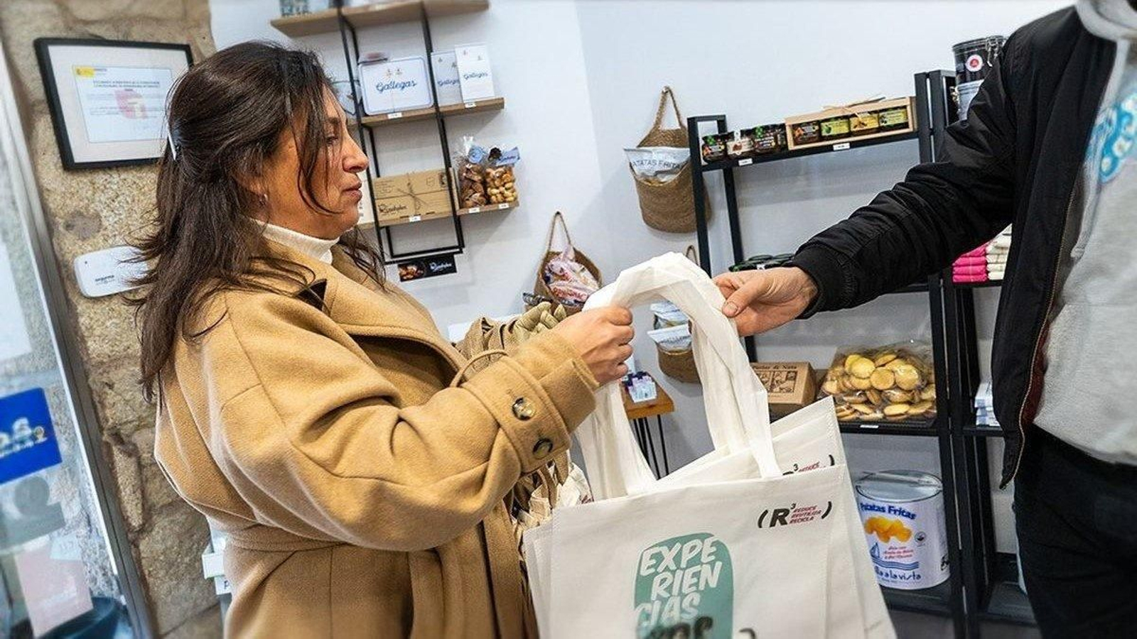 Clienta recibiendo su bolsa reutilizable.