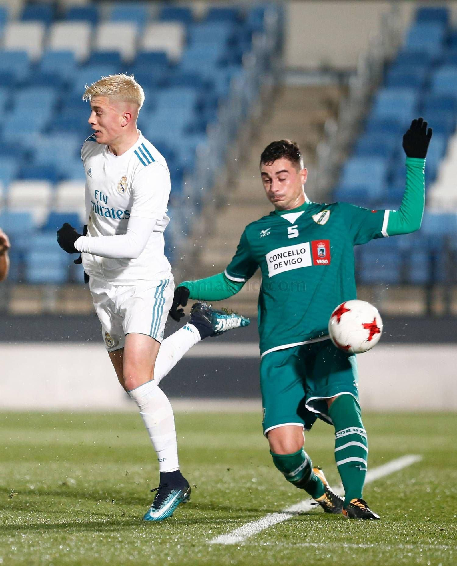 Pazó trata de arrebatar el balón a un futbolista del Castilla.