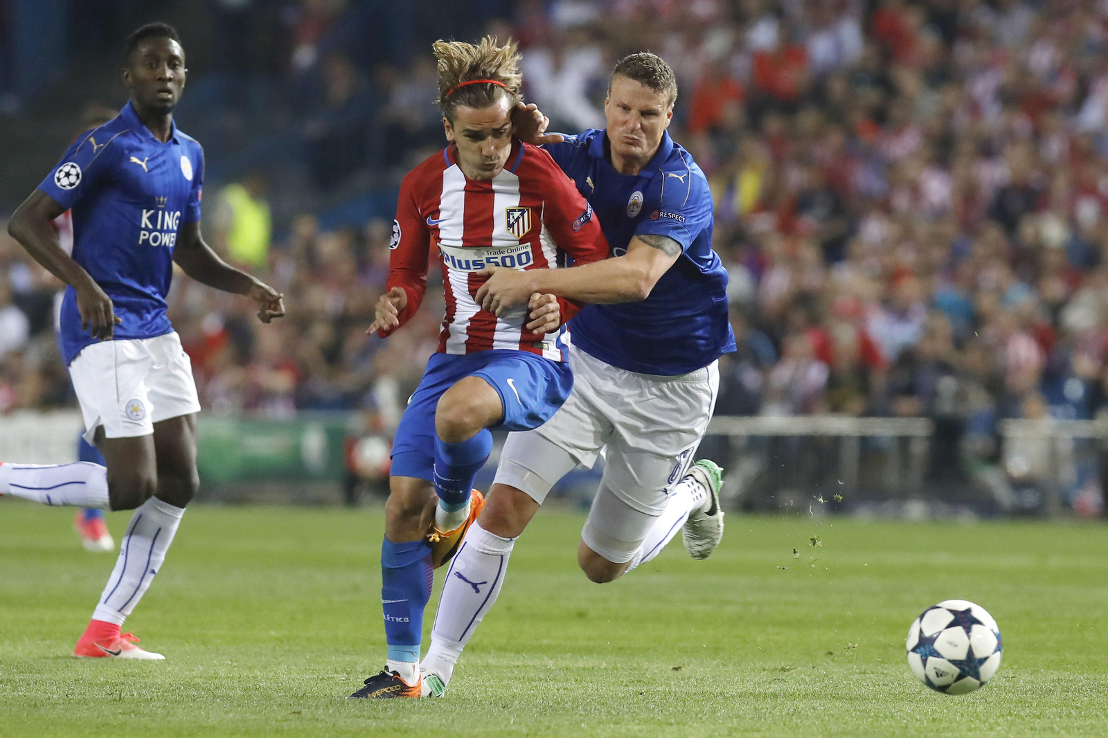 Huth trata de frenar a Griezmann durante el partido de ayer.