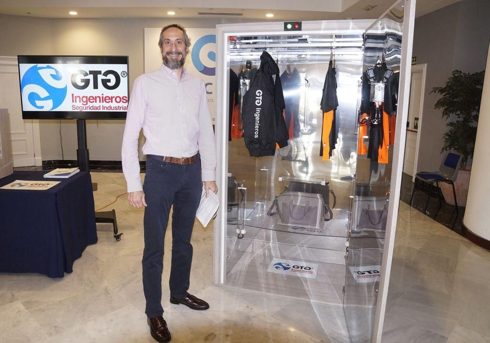 El consejero delegado de GTG Ingenieros, Pedro García-Trejo, muestra la cabina de luz ultravioleta.
