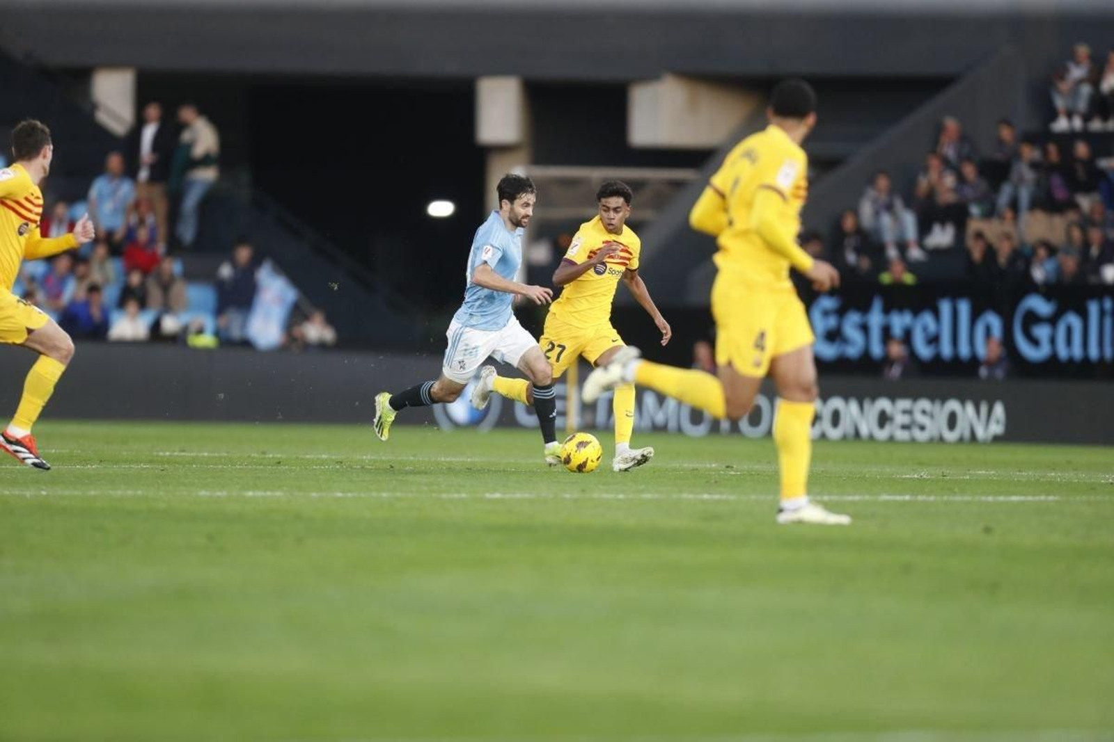 Luca de la Torre trata de escapar de Lamine Yamal durante el partido del pasado sábado.