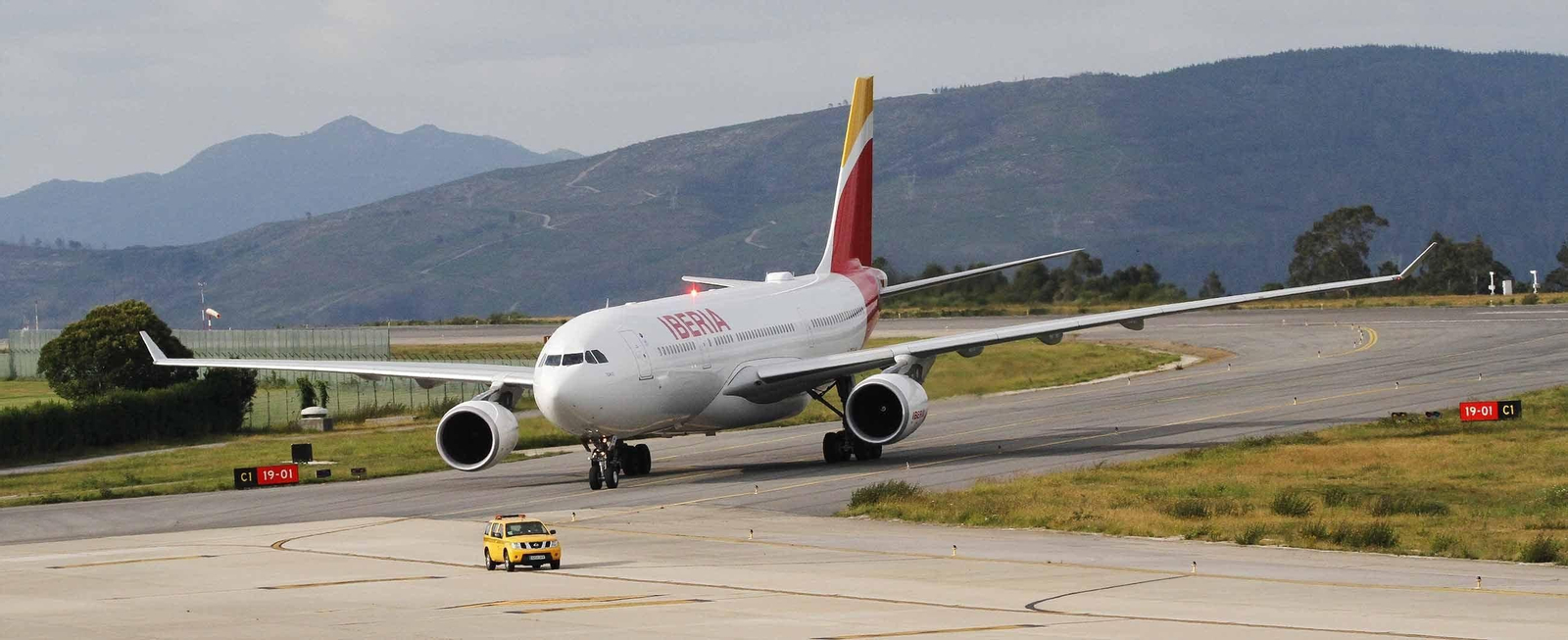 El imponente Airbus A-300 de Iberia, que aterrizó ayer en Vigo contratado como vuelo charter.