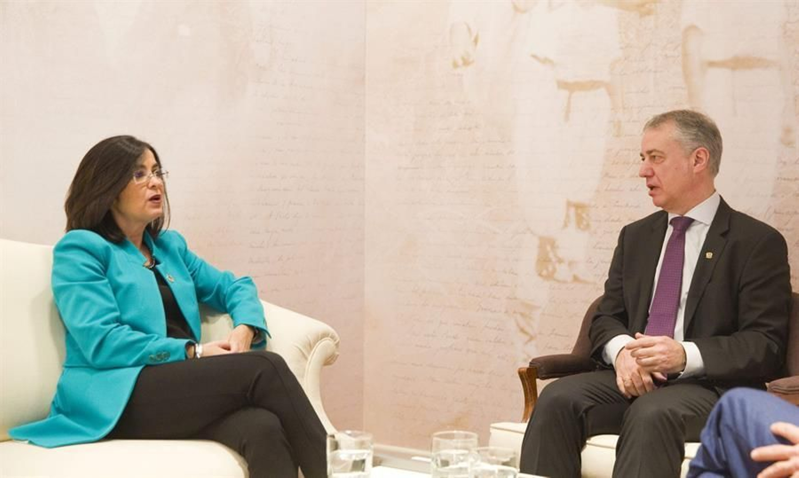 El lehendakari, Iñigo Urkullu (d), y la ministra de Política Territorial, Carolina Darias, reunidos este jueves en Vitoria