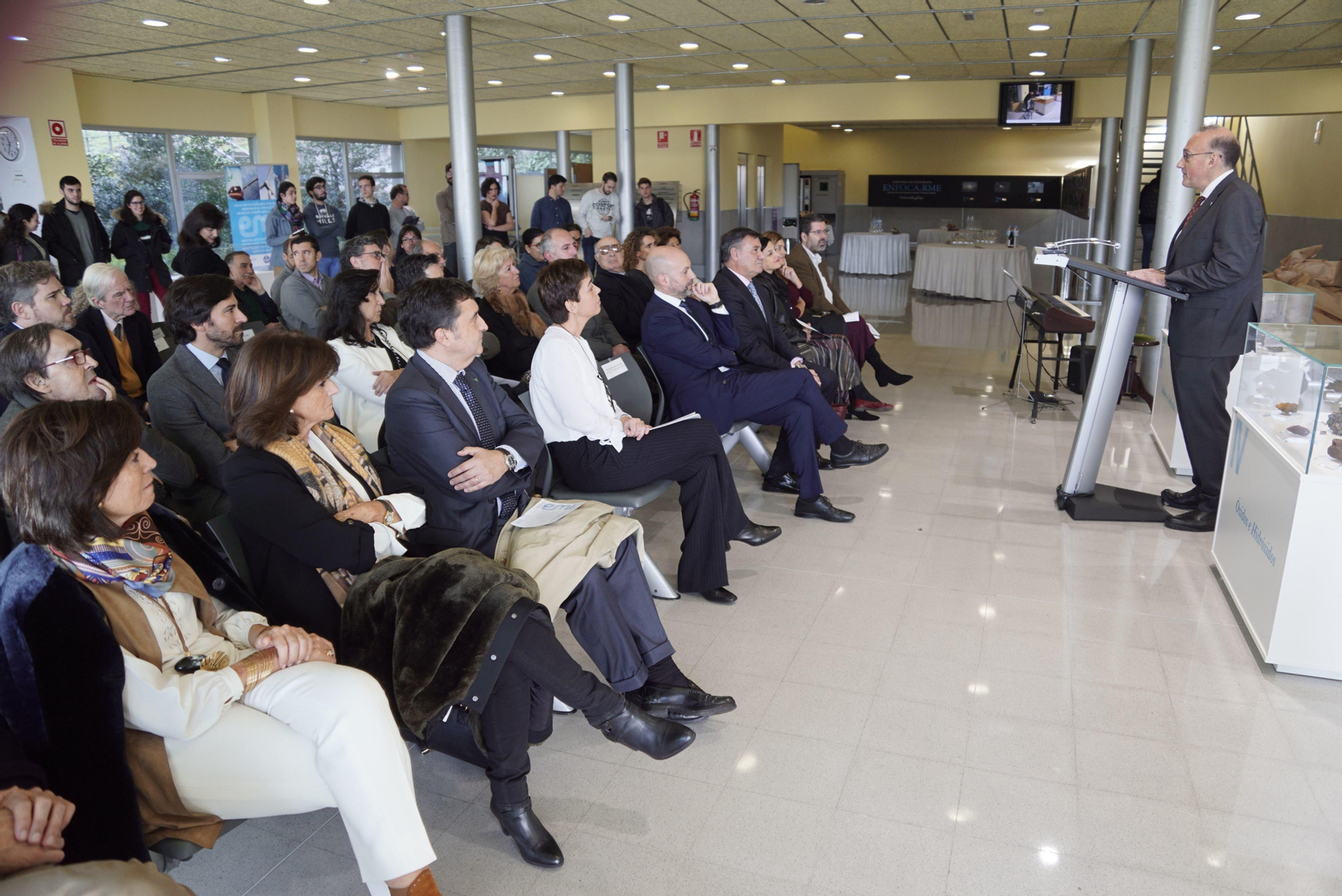 Familiares del doctor Manuel de Sas y el consejero delegado de Povisa asistieron al acto.