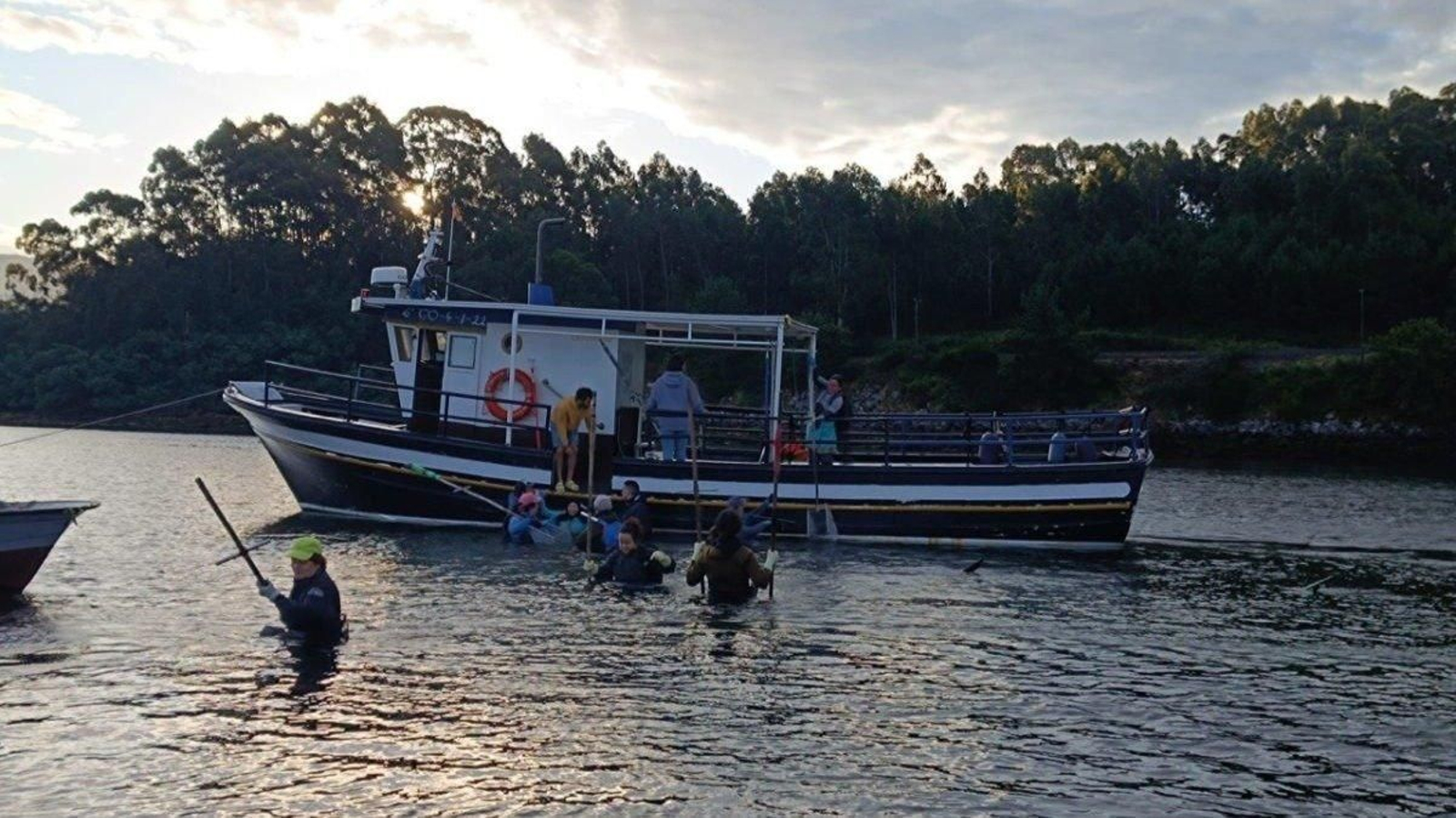 Las mariscadoras de Arcade, ayer, faenando.
