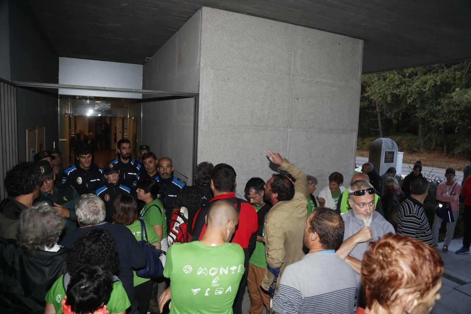 Incidentes en Mos por la ciudad deportiva del Celta // JV Landín