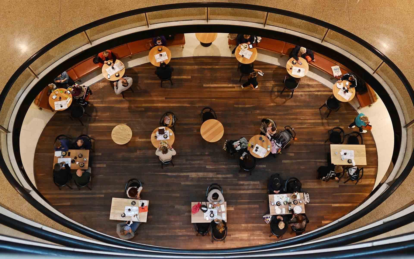 Varias personas toman un tentempié en el centro comercial Westfield Bondi Junction tras 108 días de confinamiento en Sídney. EFE/ Dean Lewins