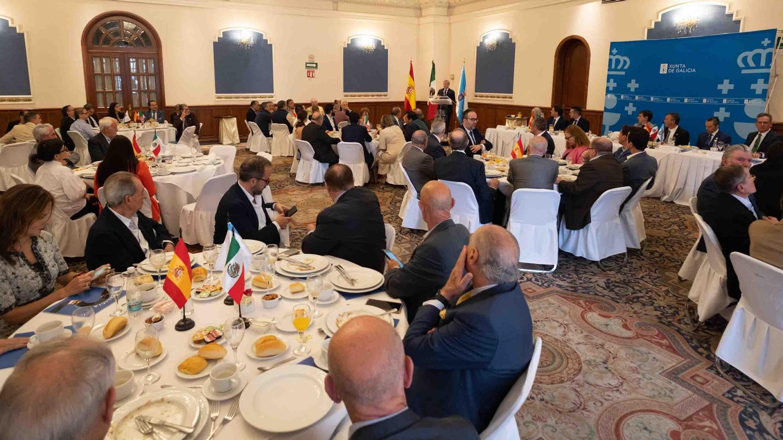 El presidente de la Xunta mantuvo un desayuno con representantes del tejido industrial en México