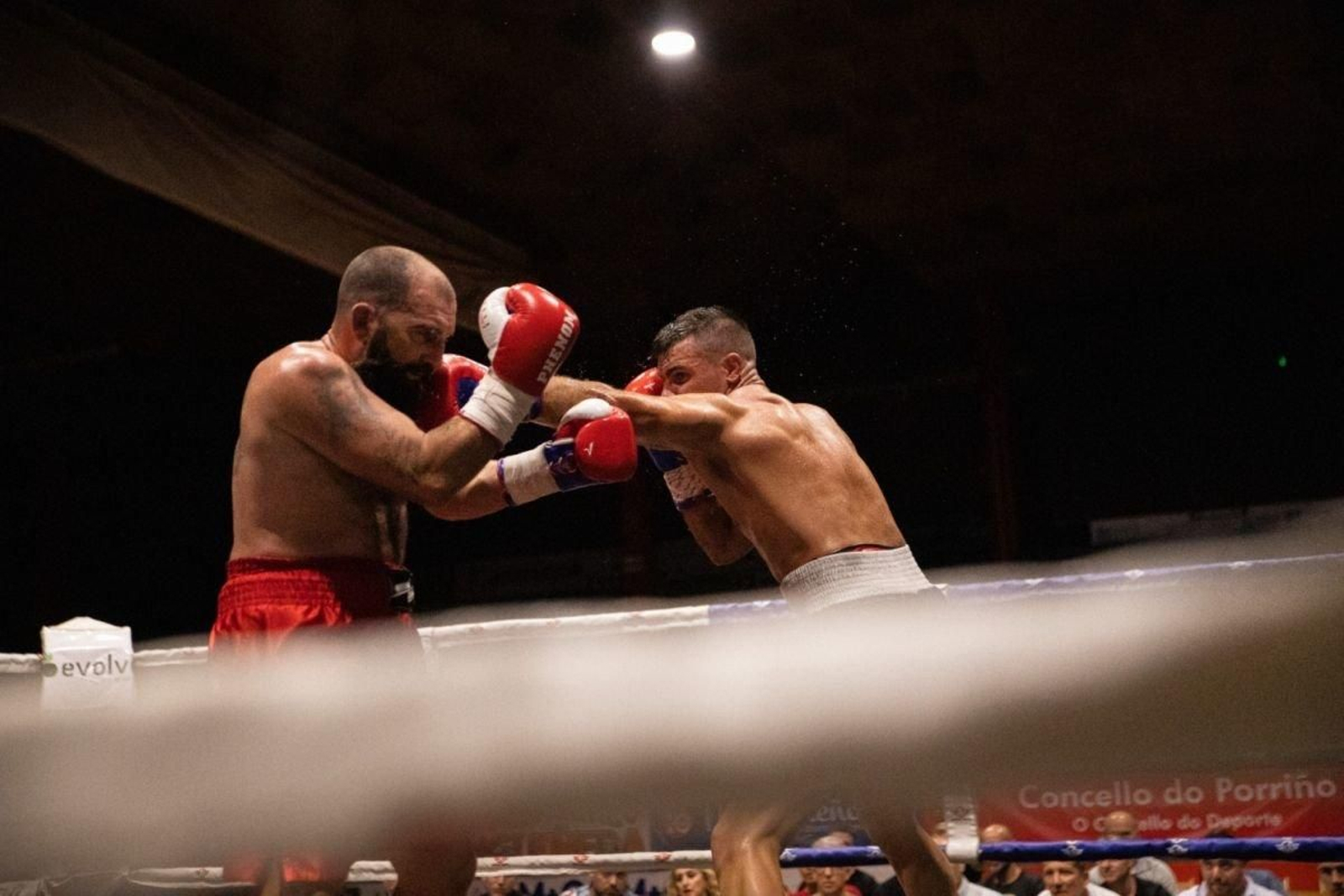 El ‘Leñador’ Álvarez conecta un zurdazo en un combate anterior.