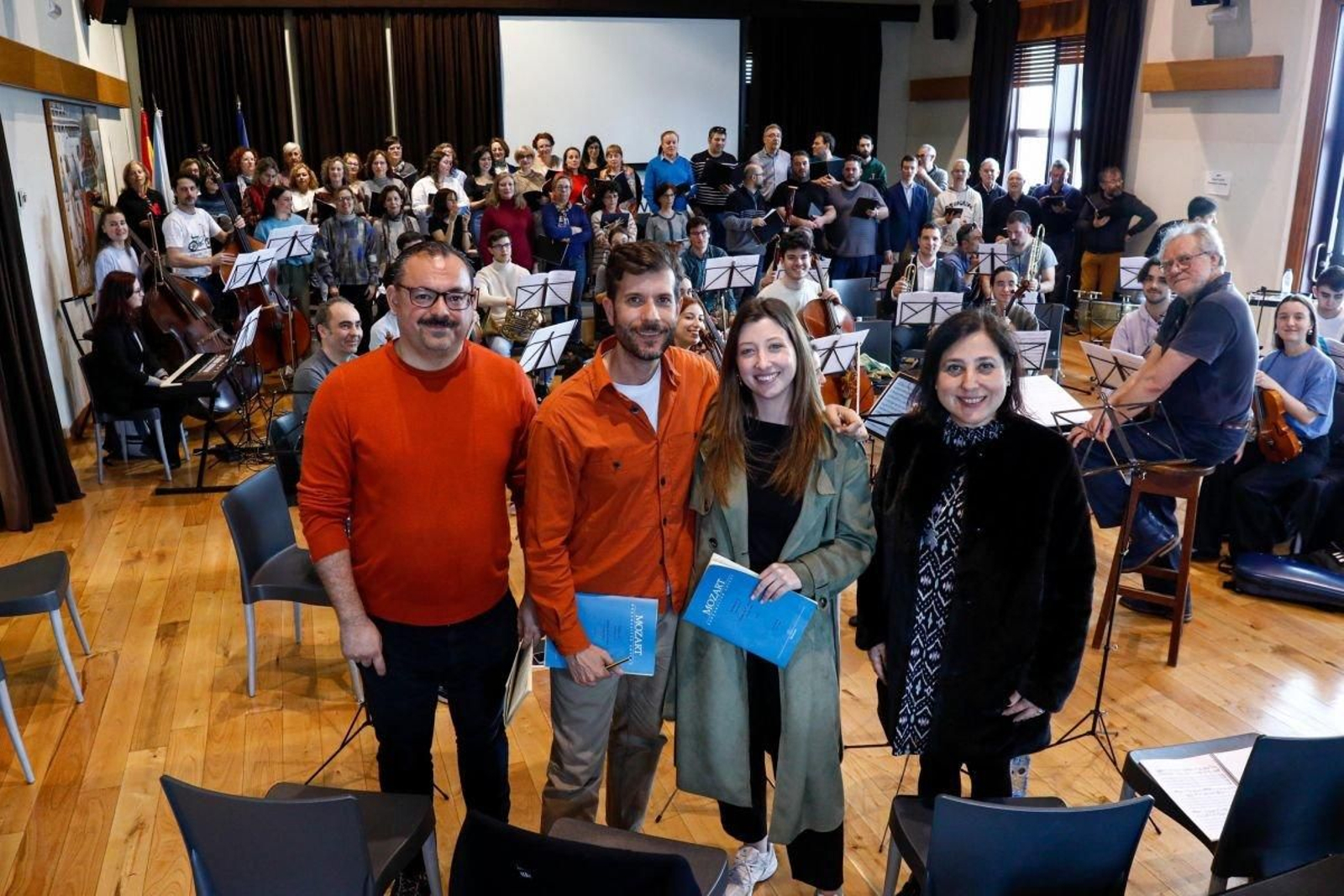 Los cuatro solistas, junto a la orquesta La Clásica y el orfeón Terra Nosa, durante el ensayo.