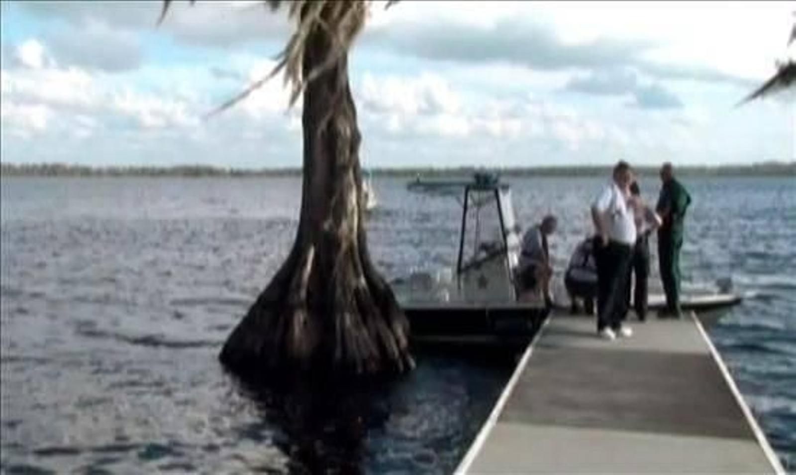 Buceadores tratan recuperar los cuerpos familia española muerta en accidente