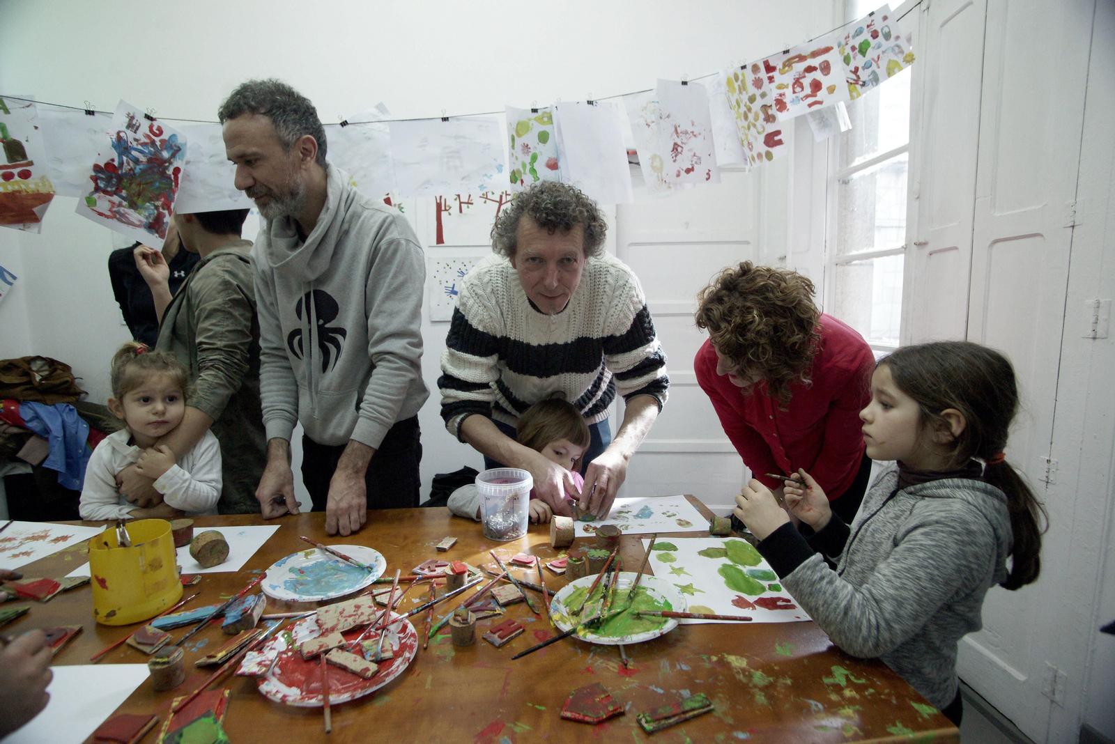 Marc Taeger, durante un momento del taller infantil que llenó las salas de El Halcón con niños.