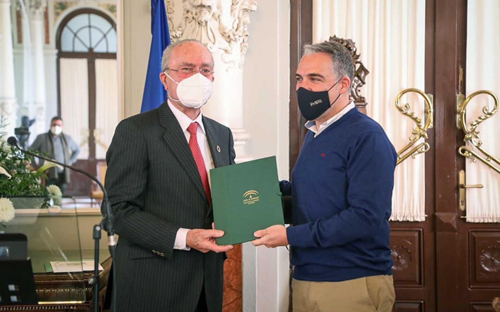 El alcalde de Málaga, Francisco de la Torre, y el consejero de la Presidencia, Francisco de la Torre, tras la firma del manifiesto