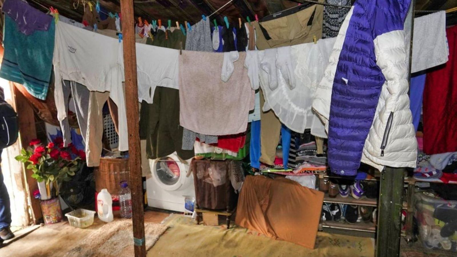 Carmen lava la ropa con el agua que trae de la fuente y la cuelga en el interior de la chabola, donde reside, y que carece de luz y de baño.