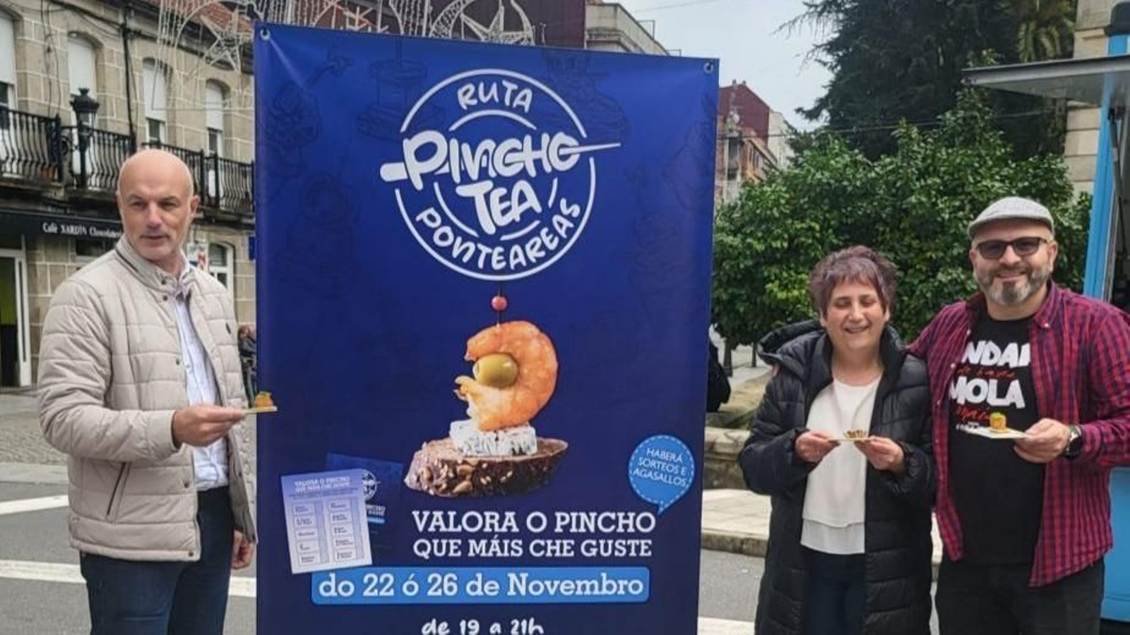 El concejal de Comercio, Ricardo González, con los hoteleros de A Casa da Triga y Casa Ferreira.