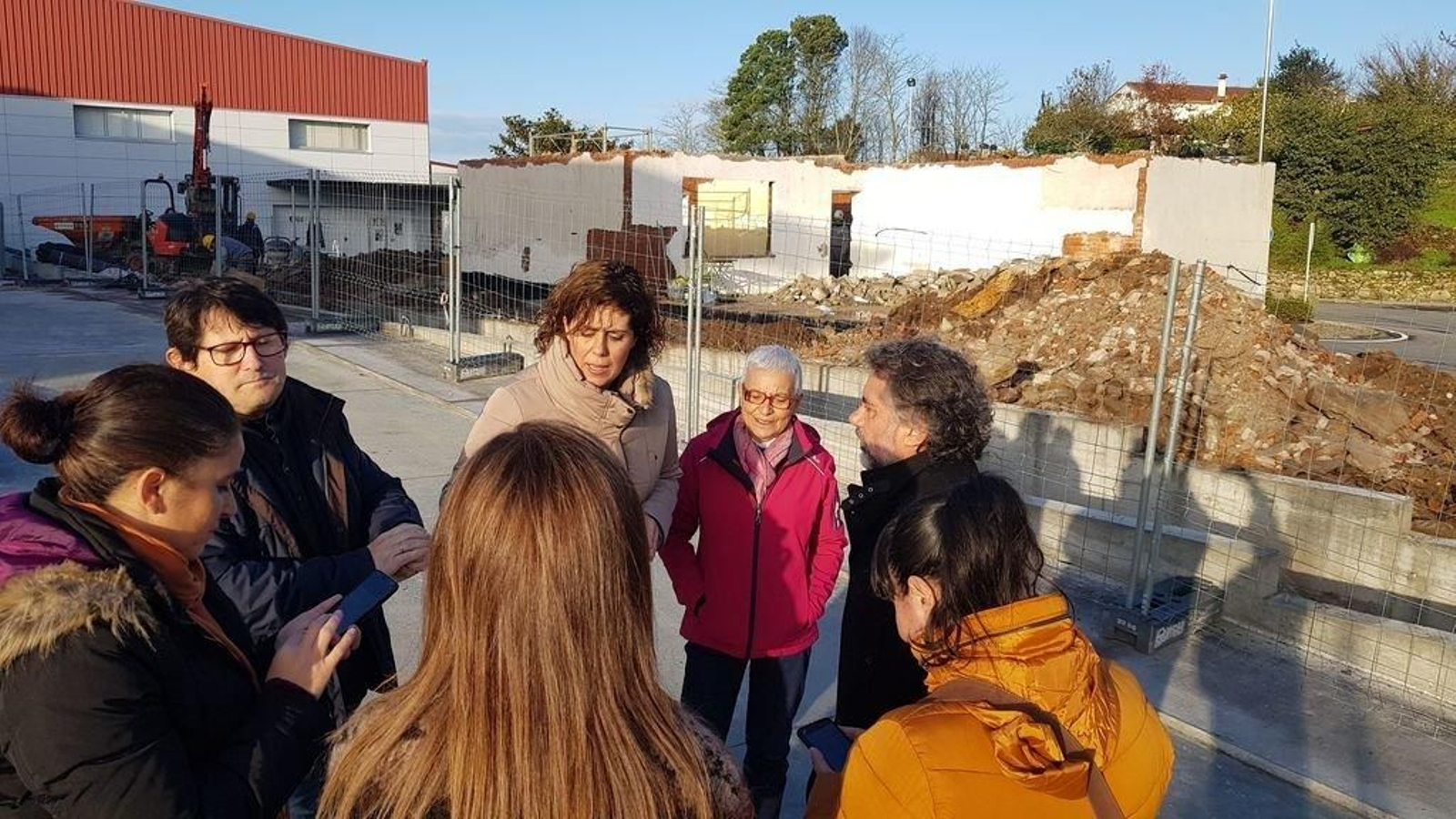 El alcalde con la edil de educación, padres, profesores y la directora de obra.