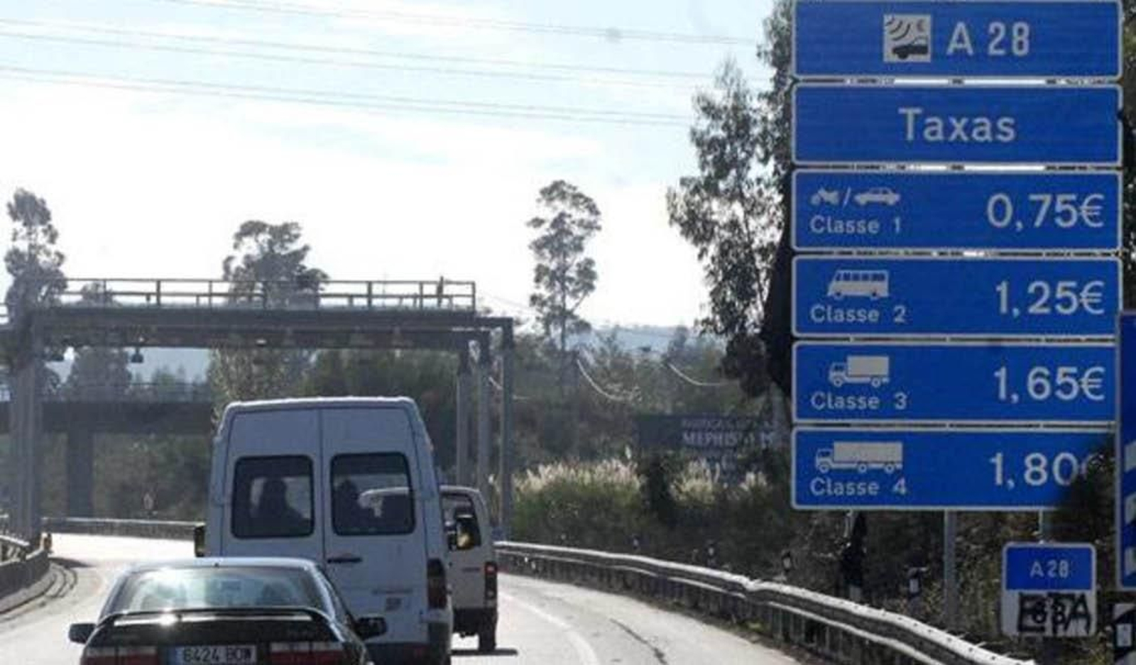 Precios y pórticos de cobro en la A-28, la autovía que va desde la frontera hasta Oporto.
