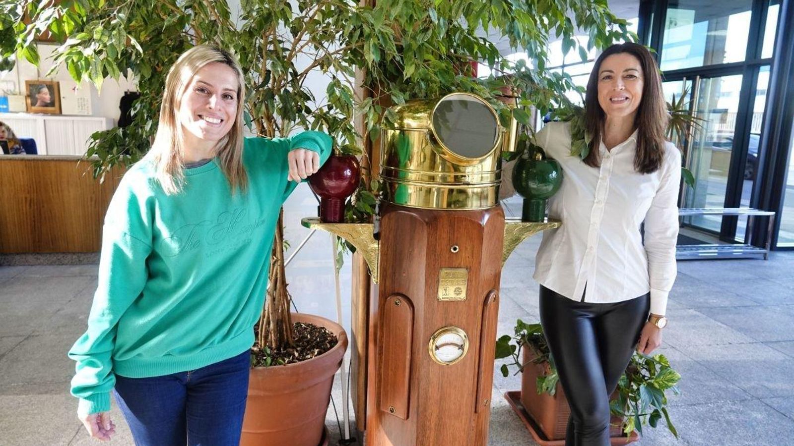 Jessica y Nuria se forman en el Instituto Náutico Pesqueiro de Vigo.