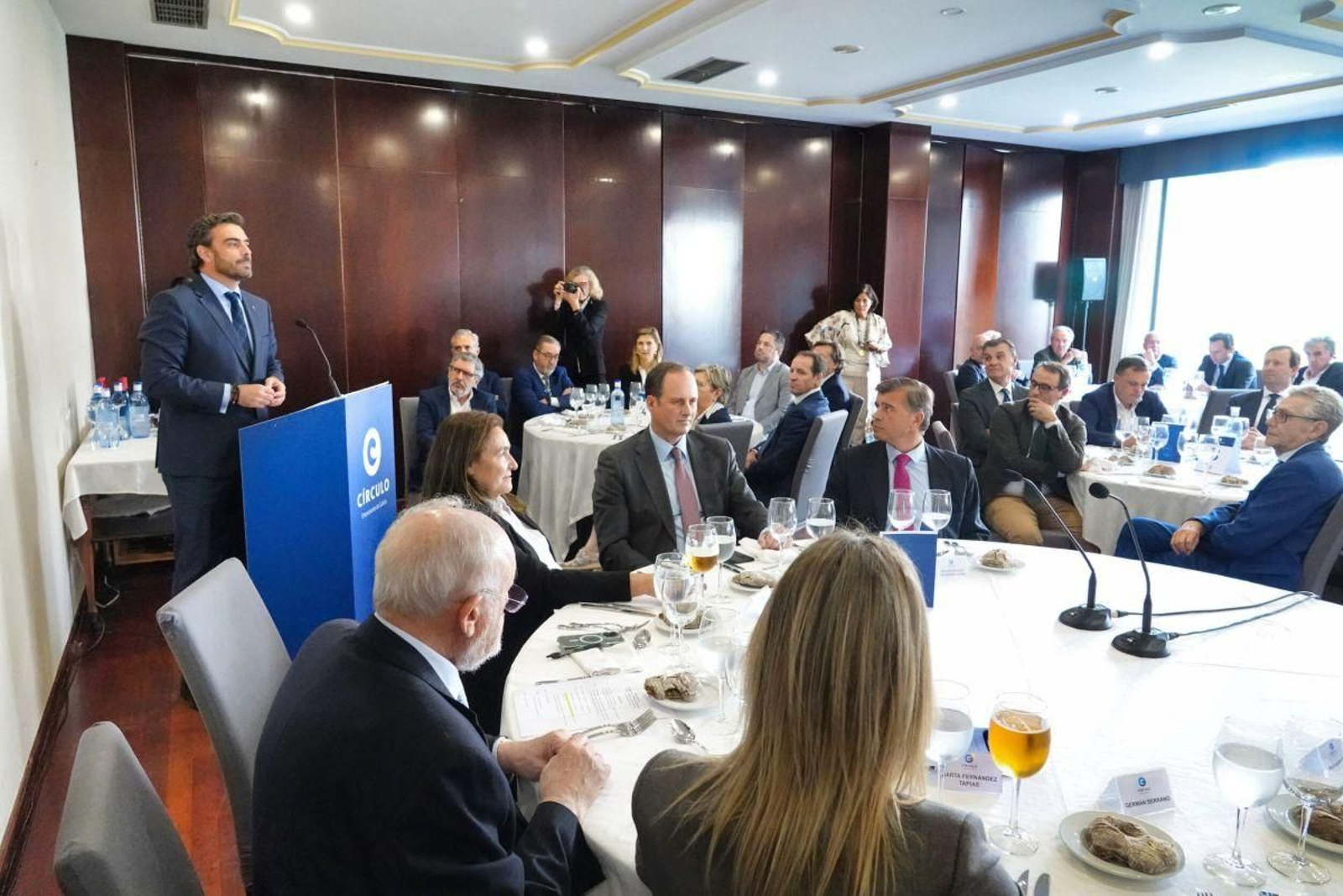 Diego Calvo participó en un almuerzo-coloquio en el Círculo de Empresarios de Galicia.