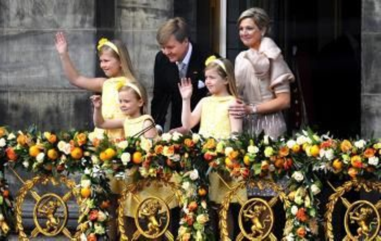 El nuevo rey, Guillermo-Alejandro, y la reina consorte Máxima, acompañados por sus hijas