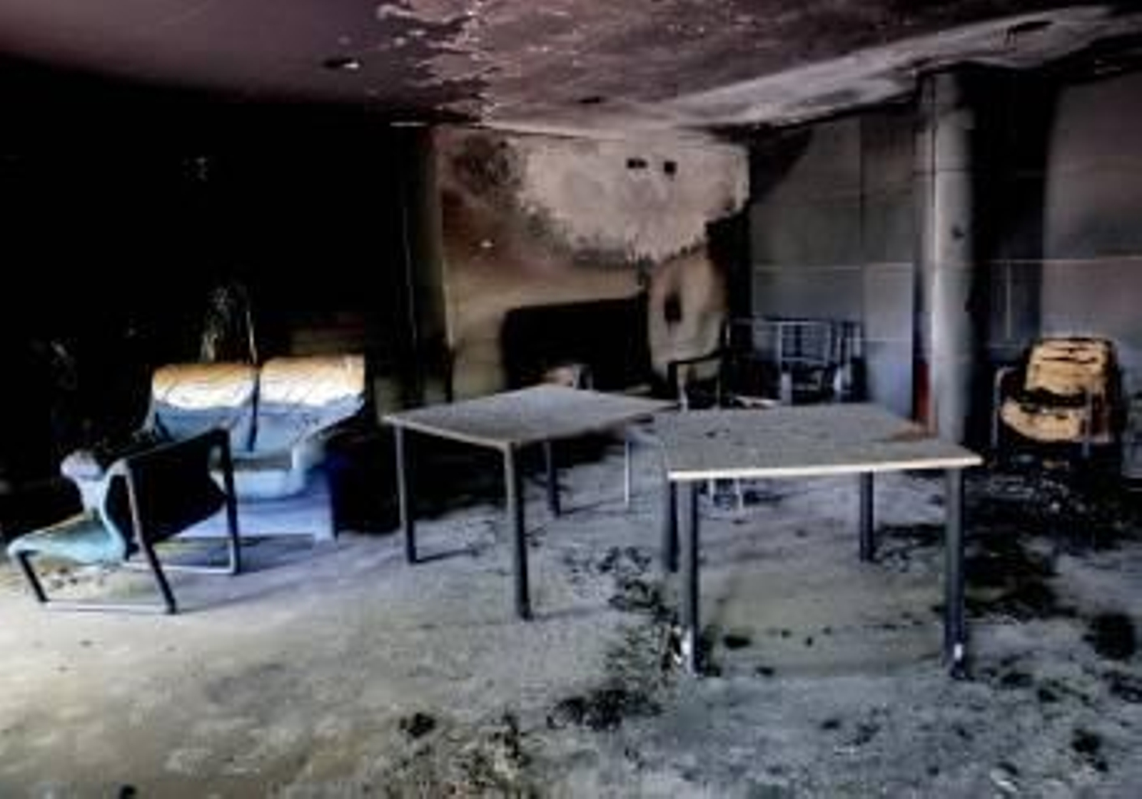 Estado en el que quedó el interior de la zona afectada por el incendio. (Foto: JUAN CARLOS CARDENAS)