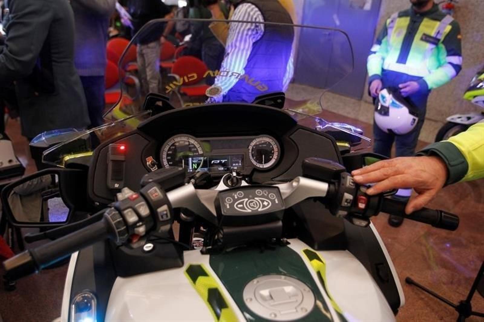 Vista de una de las motos equipadas para controlar velocidad, drogas y alcohol en Semana Santa