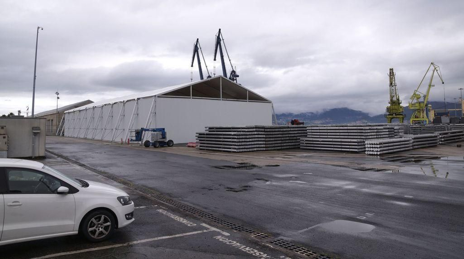 La nave instalada en los muelles Transversal y Areal para dar servicio al tráfico de bobinas de acero.